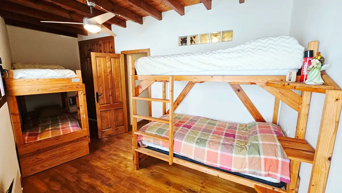 Dormitori de Casa o xalet en venda en Linares de la Sierra amb Traster
