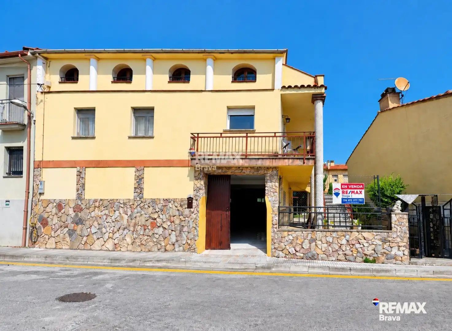 Detached house with pool for sale in Calle Guillerias