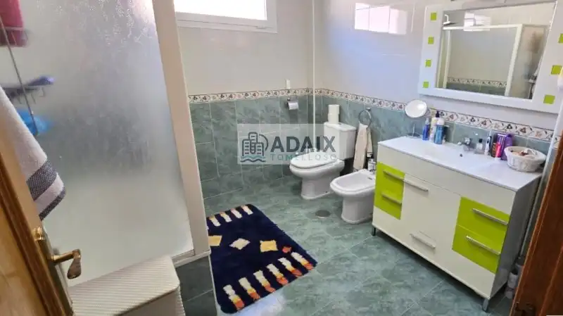 Badezimmer von Einfamilien-Reihenhaus zum Verkauf in Tomelloso mit Klimaanlage, Heizung und Möbliert