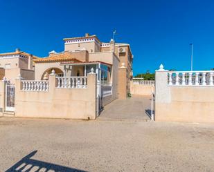 Vista exterior de Casa adosada en venda en Torrevieja amb Aire condicionat, Jardí privat i Terrassa