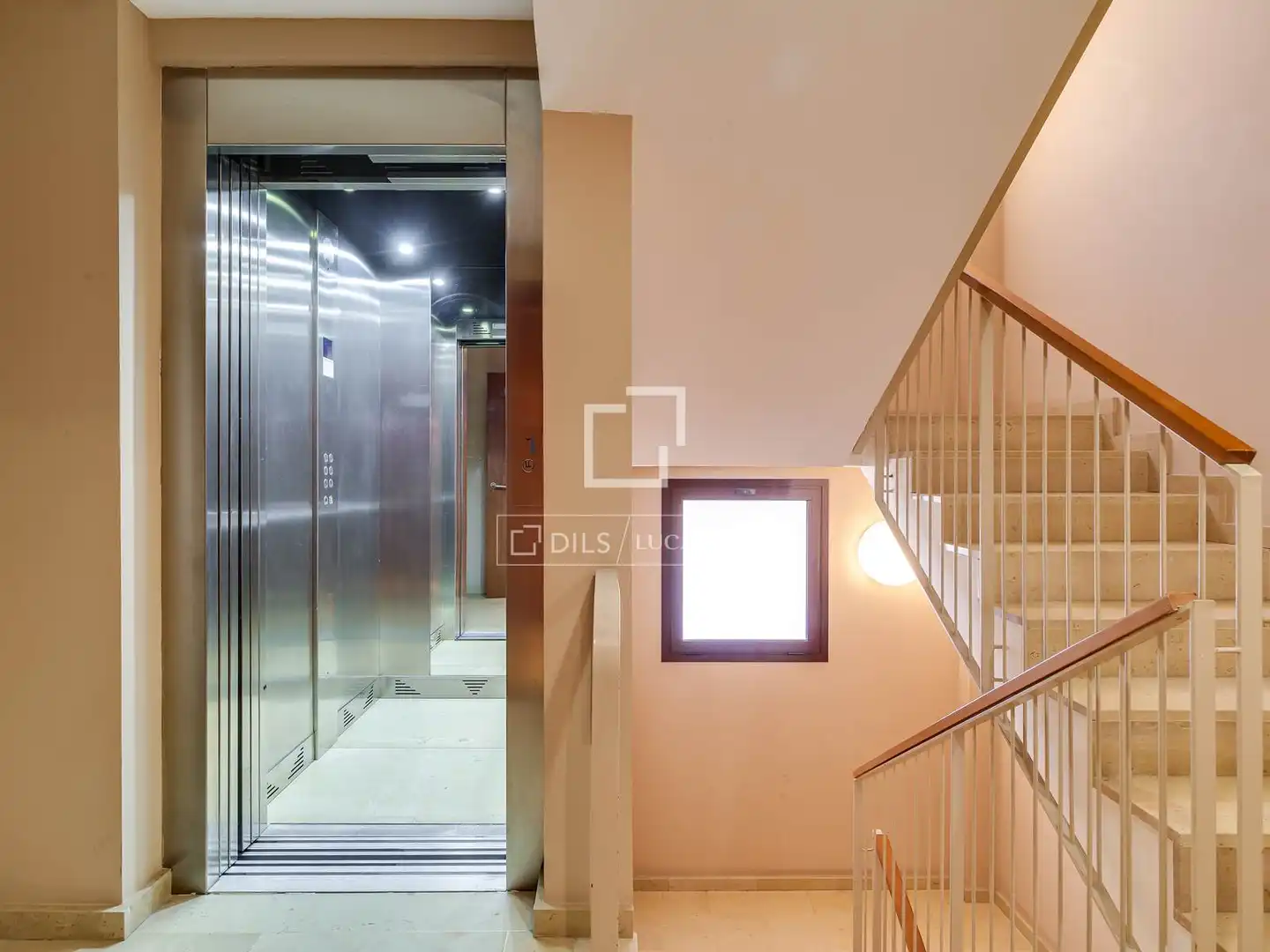 Wohnung zum Verkauf in Barcelona mit Klimaanlage, Heizung und Parkett