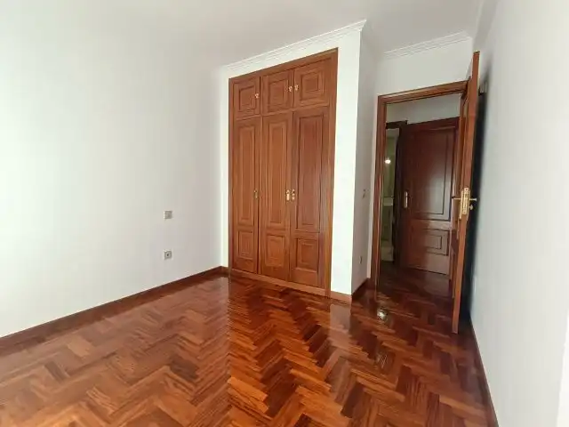 Bedroom of Flat for sale in Vigo   with Heating, Parquet flooring and Oven