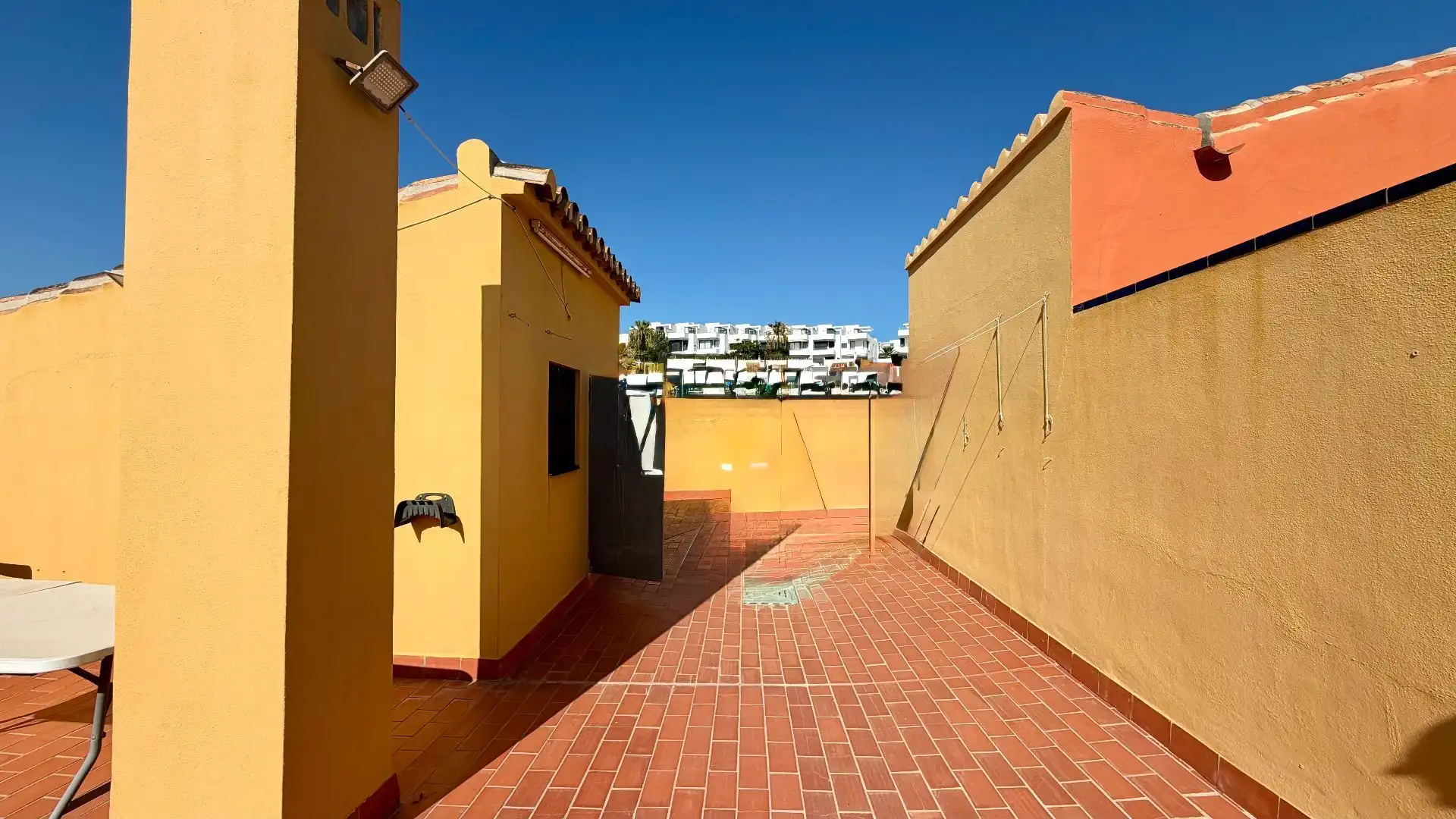 Terrasse von Einfamilien-Reihenhaus zur Miete in Fuengirola mit Klimaanlage, Privatgarten und Terrasse