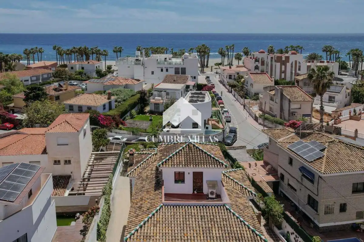 Vista exterior de Casa o chalet en venta en Almuñécar con Jardín privado, Terraza y Amueblado
