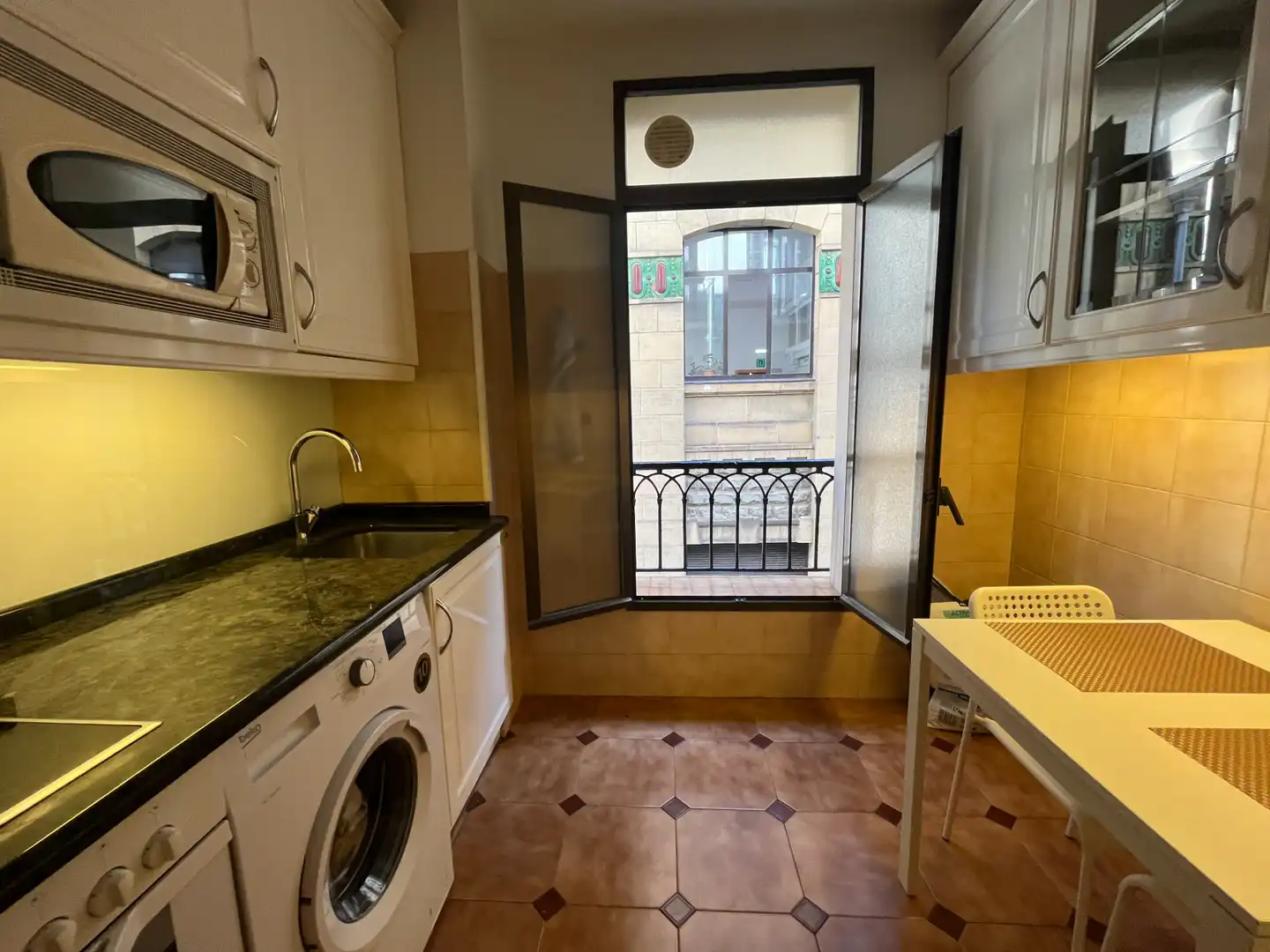 Cuina de Pis en venda en Donostia - San Sebastián  amb Calefacció, Parquet i Forn