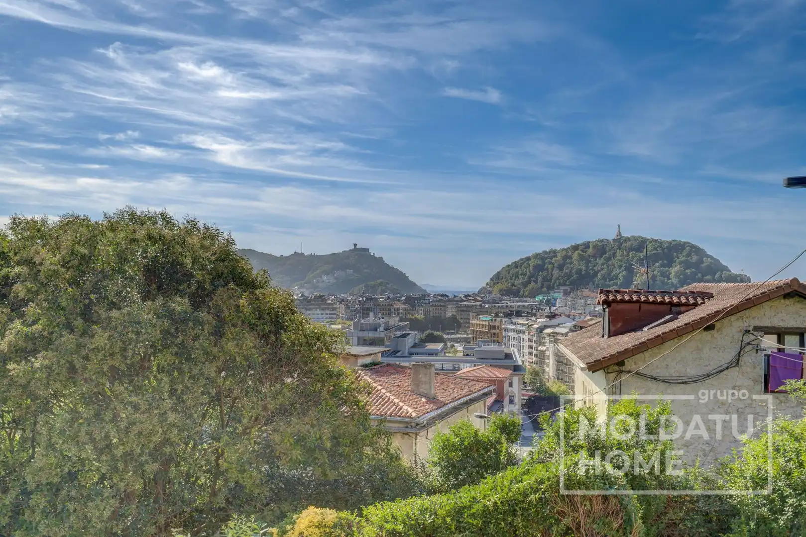 Vista exterior de Pis en venda en Donostia - San Sebastián  amb Calefacció i Jardí privat