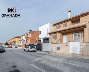 Vista exterior de Casa o xalet en venda en Vegas del Genil amb Terrassa i Piscina