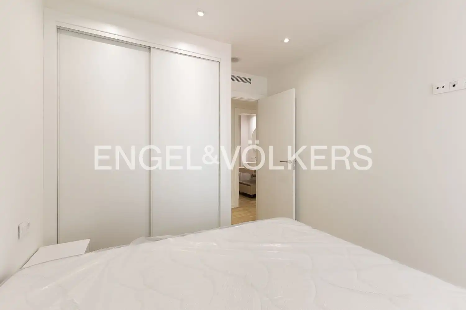 Bedroom of Flat for rent in Valencia  with Air Conditioner, Heating and Terrace