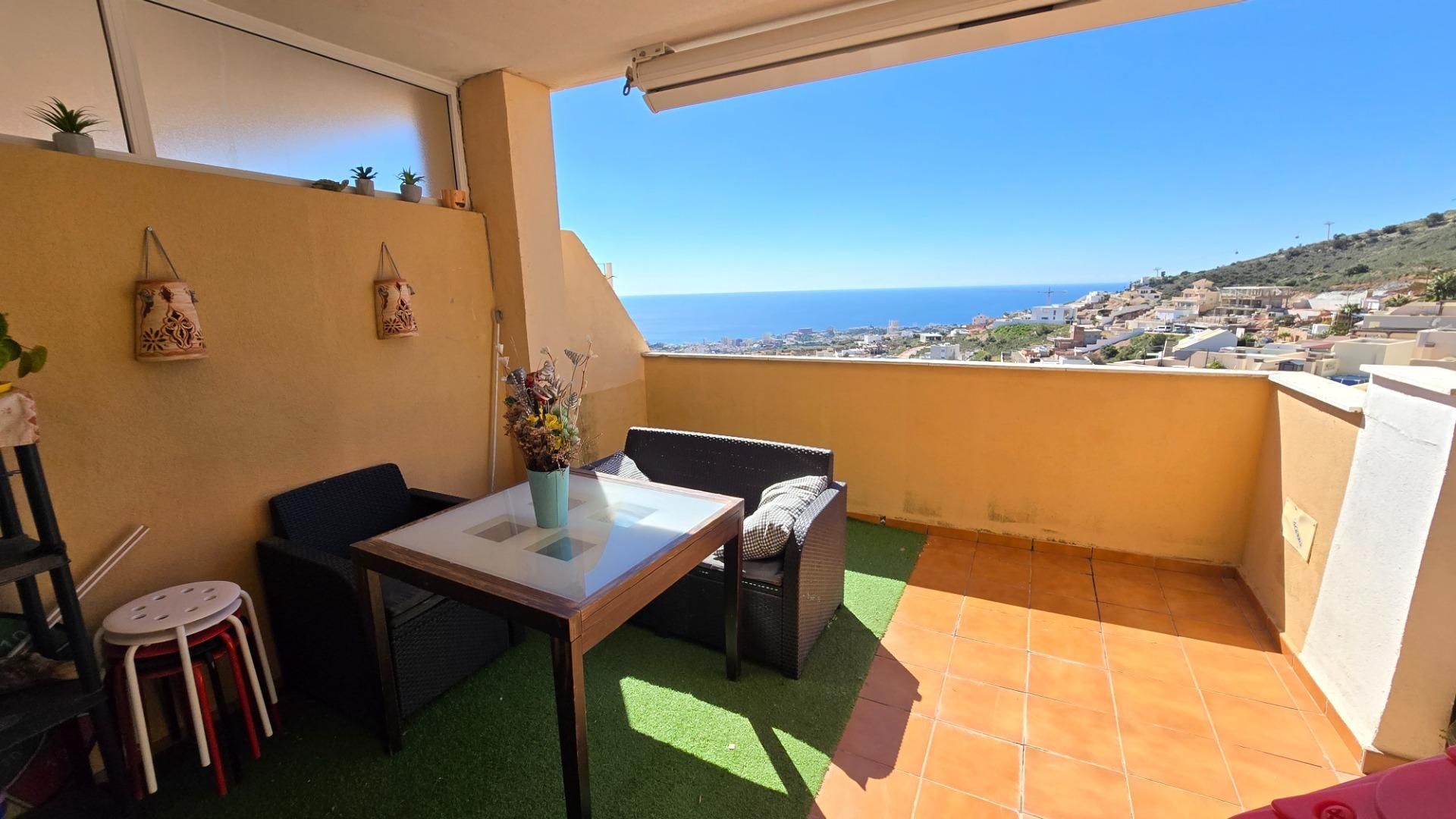 Vista exterior de Àtic en venda en Benalmádena amb Aire condicionat, Jardí privat i Parquet