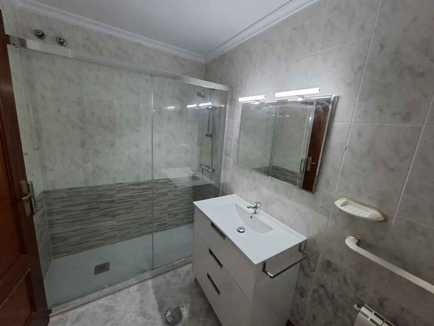 Baño de Piso de alquiler en Plasencia con Aire acondicionado, Calefacción y Terraza