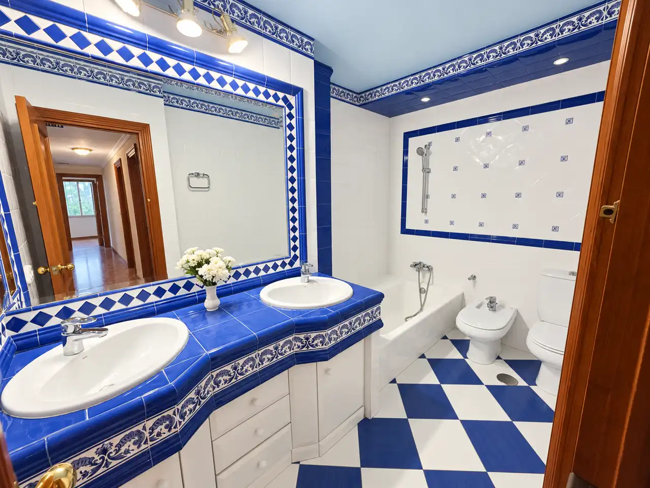 Bathroom of Ground floor for sale in Écija  with Air Conditioner, Terrace and Storage room