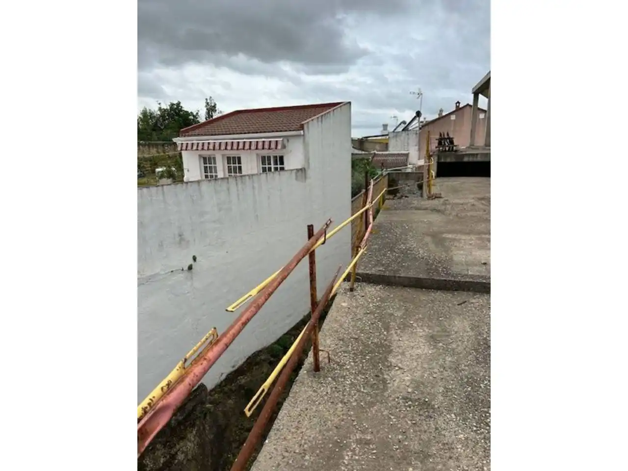 Vista exterior de Edifici en venda en Aznalcóllar