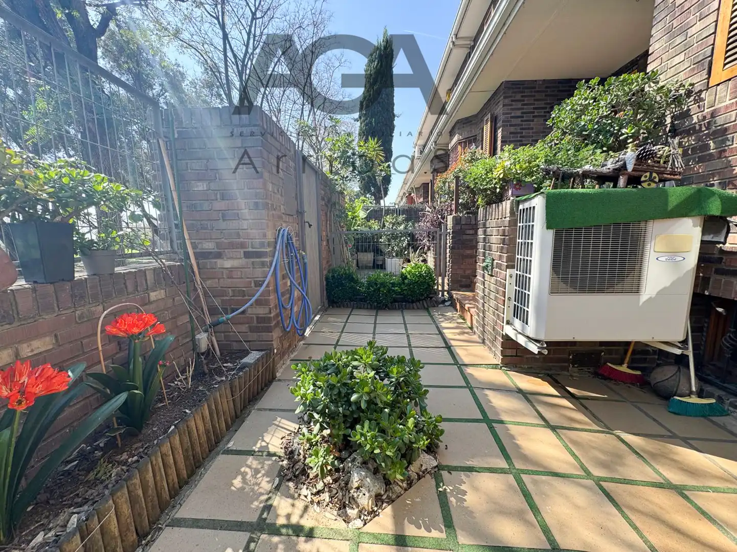 Terrasse von Einfamilien-Reihenhaus zum Verkauf in Badalona mit Klimaanlage und Abstellraum