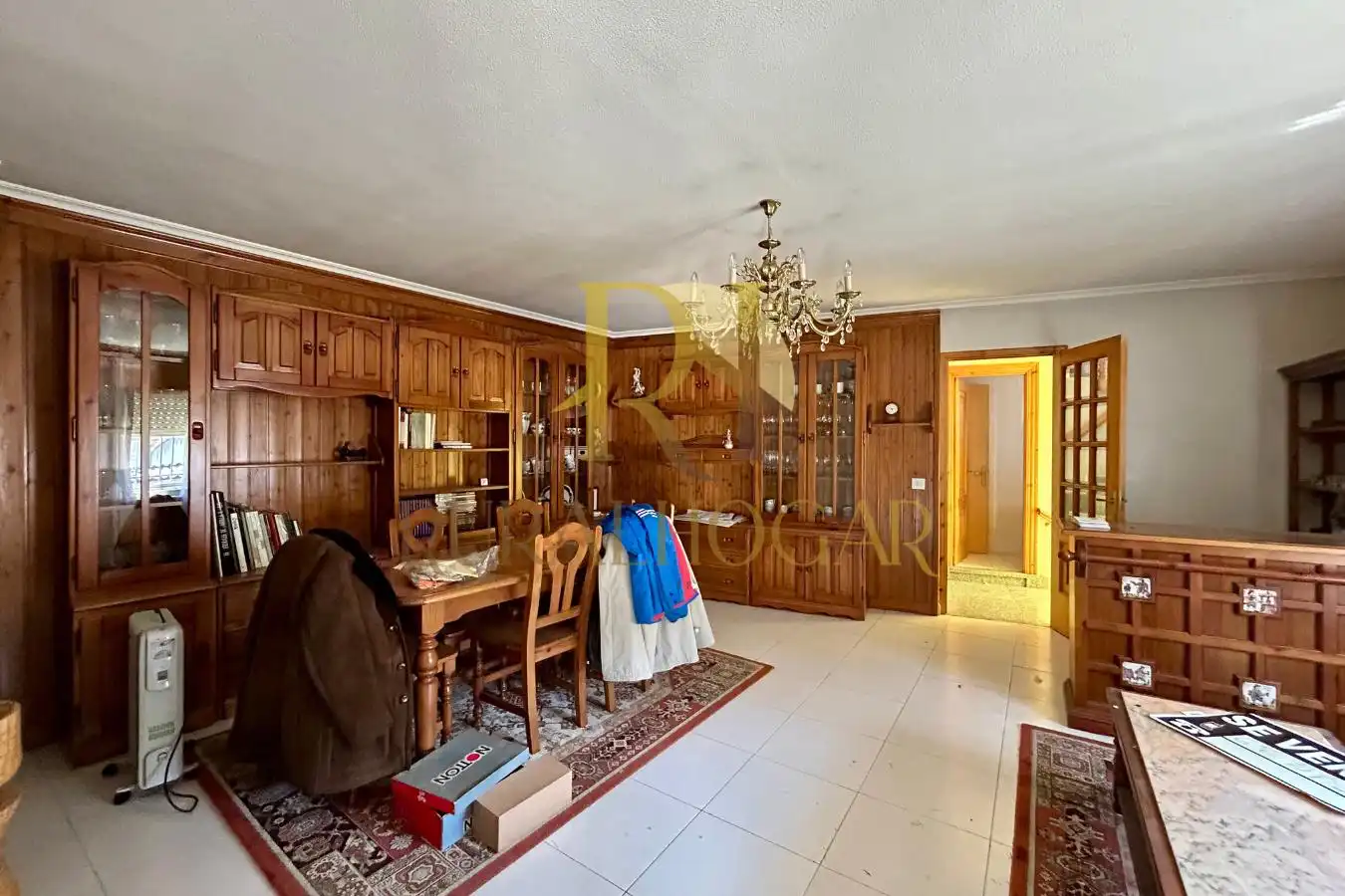 Sala d'estar de Casa adosada en venda en Los Barrios de Luna  amb Calefacció i Moblat