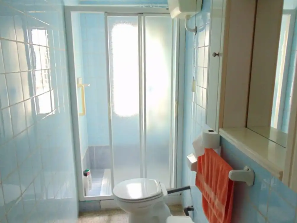 Bathroom of Flat for rent in Granada  with Air Conditioner, Terrace and Microwave