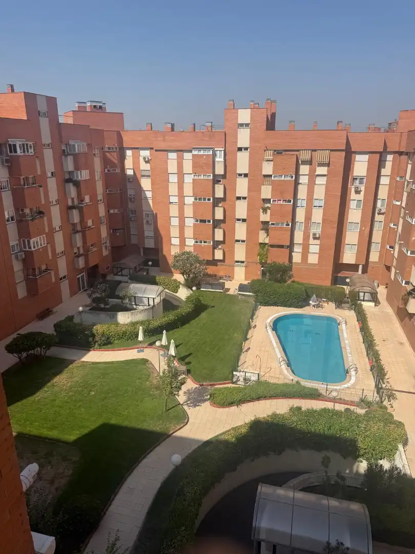 Vista exterior de Ático de alquiler en Madrid con Aire acondicionado, Calefacción y Jardín privado
