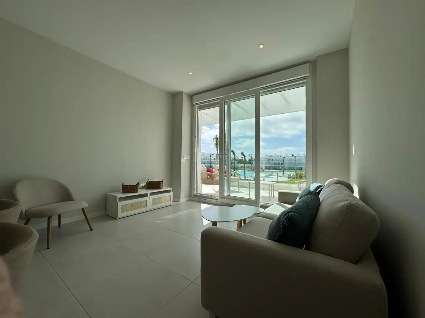 Sala d'estar de Apartament en venda en Chipiona amb Aire condicionat, Terrassa i Traster