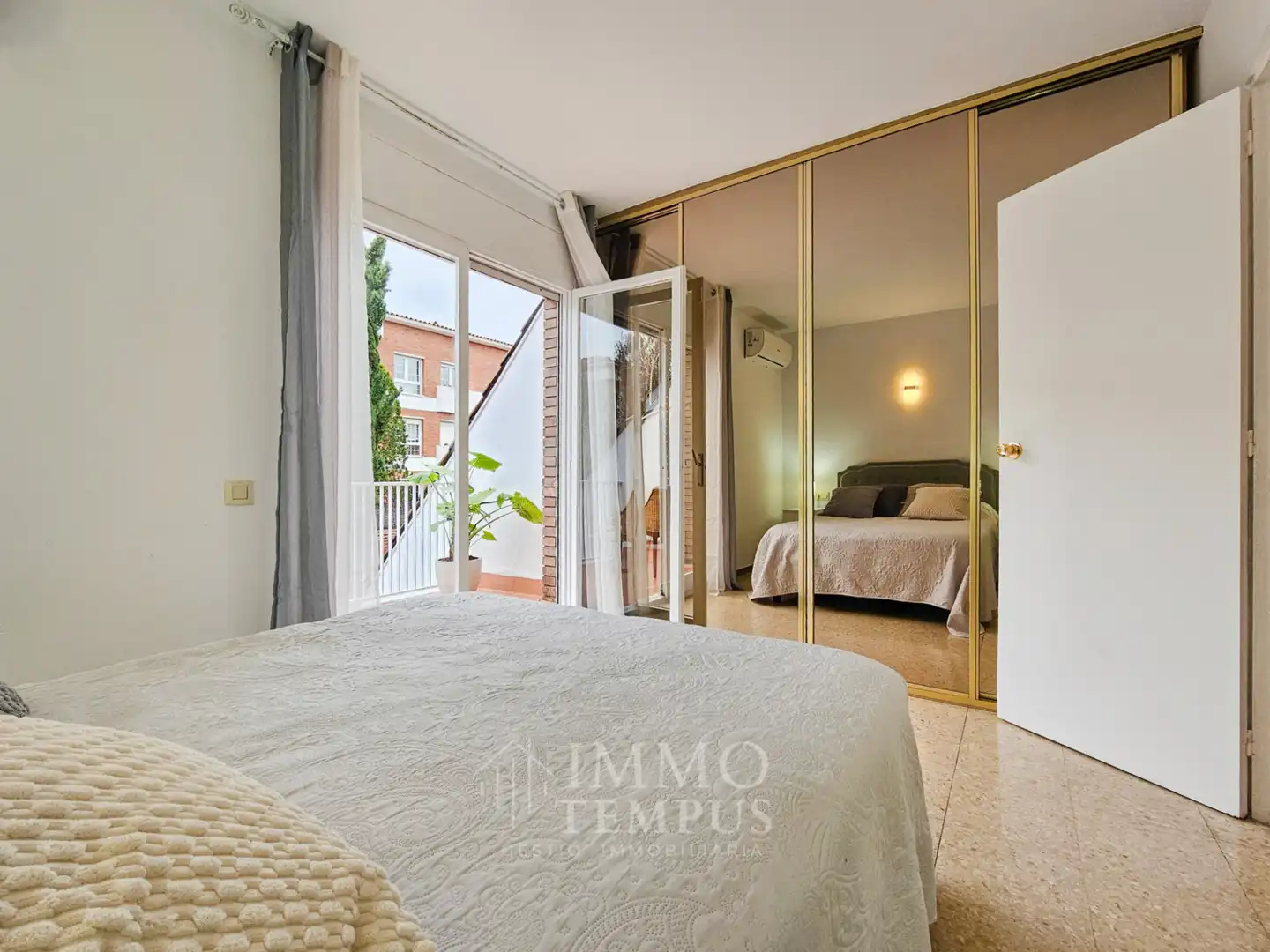 Habitación de Casa adosada en venta en Sant Cugat del Vallès con Jardín privado, Parquet y Terraza