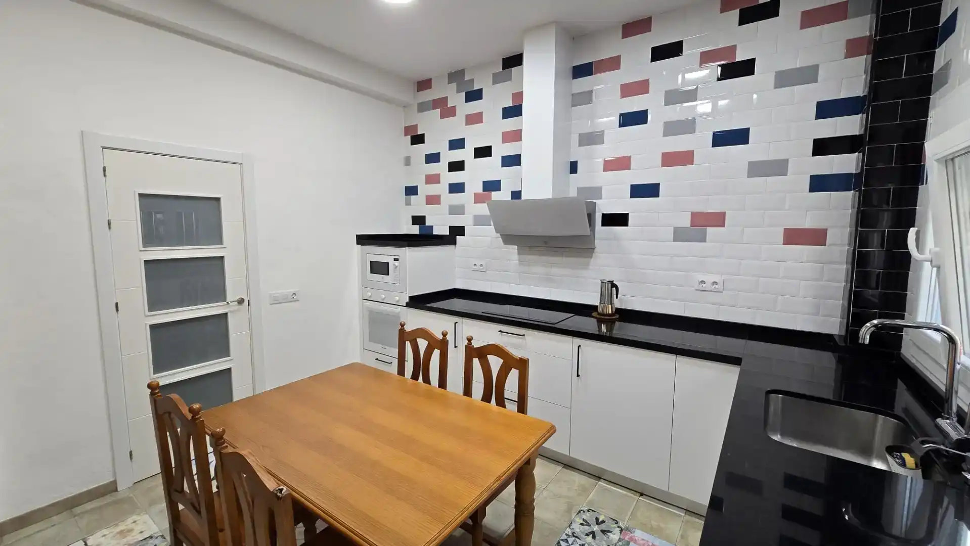 Küche von Wohnung zur Miete in Sevilla mit Klimaanlage, Privatgarten und Möbliert