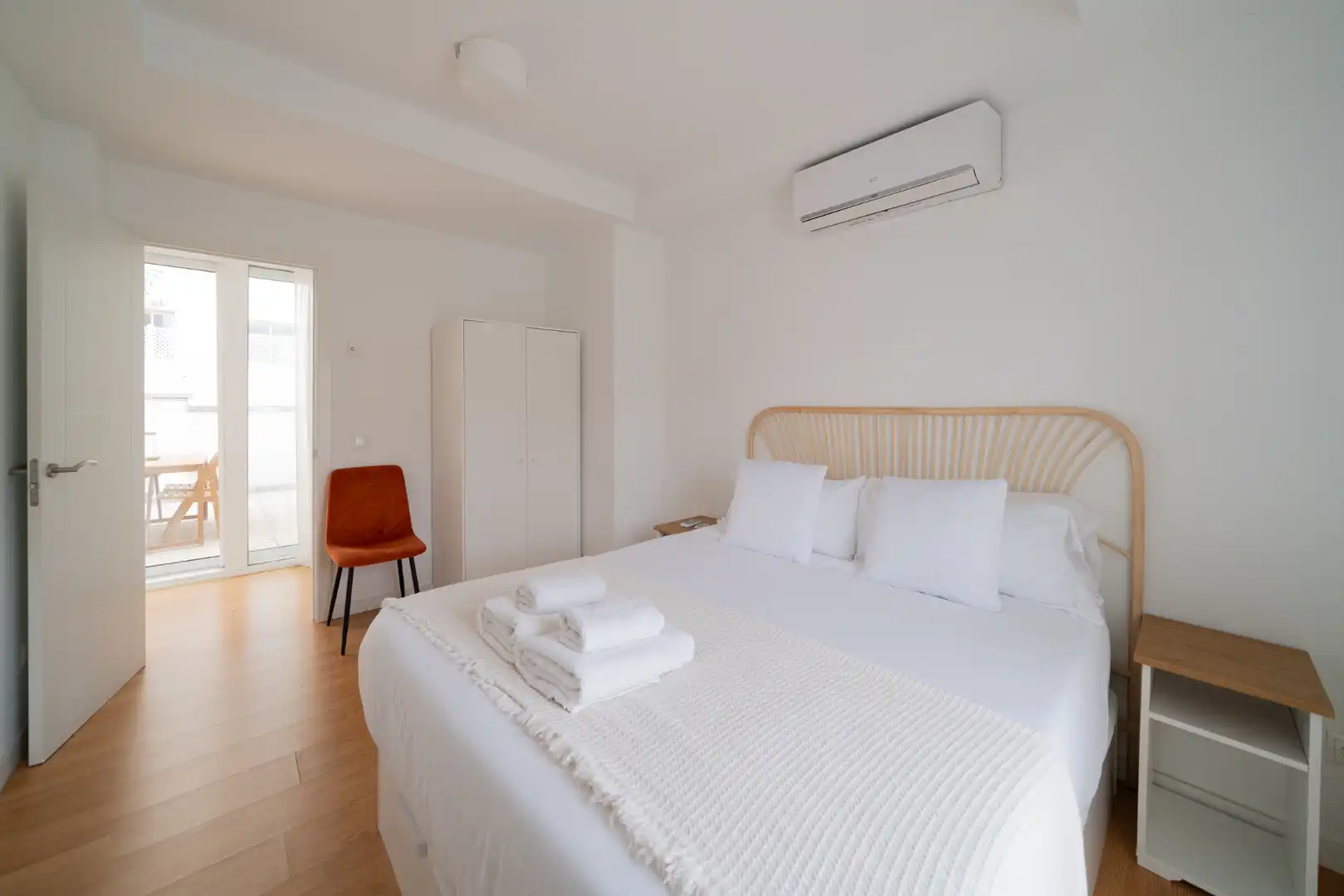 Schlafzimmer von Dachboden zur Miete in Madrid mit Klimaanlage, Heizung und Terrasse