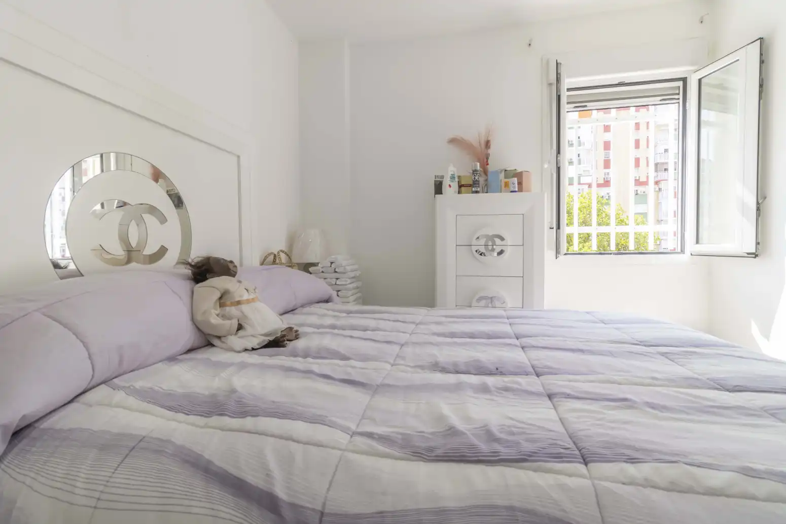 Habitación de Piso en venta en Sevilla con Aire acondicionado, Jardín privado y Piscina