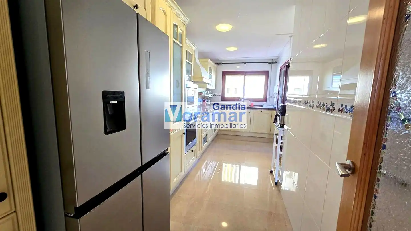 Cuina de Apartament de lloguer en Gandia amb Aire condicionat, Terrassa i Moblat