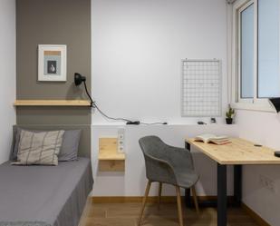 Bedroom of Apartment to share in  Barcelona Capital  with Oven