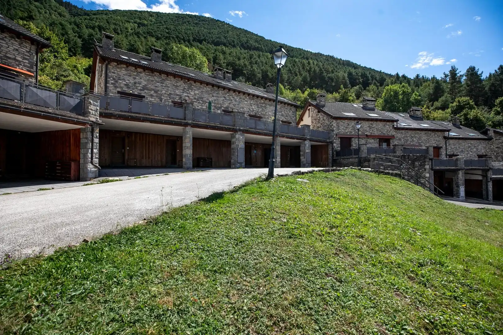 Vista exterior de Casa adosada en venda en Villanúa amb Calefacció, Jardí privat i Parquet