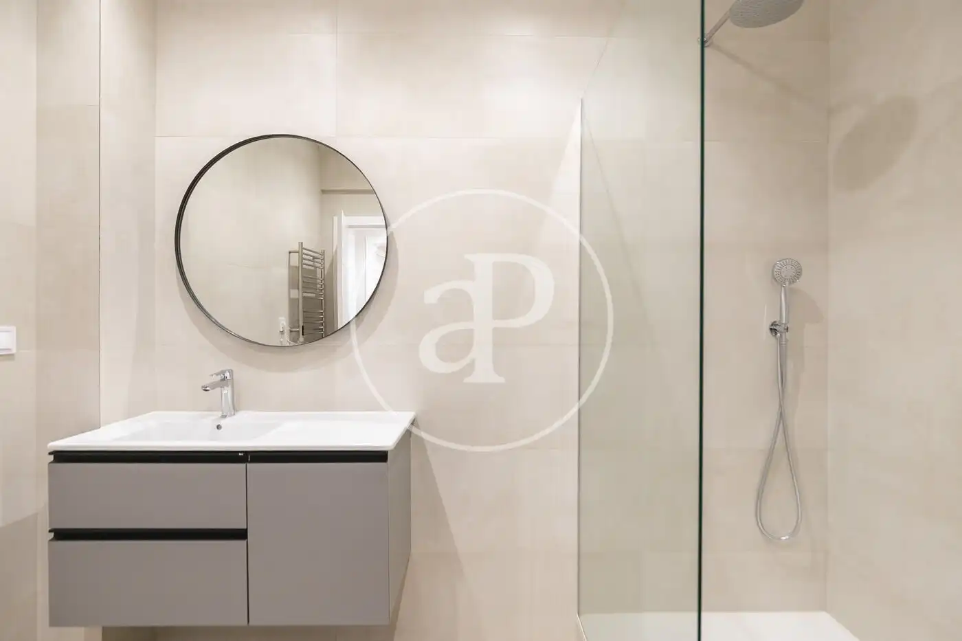 Badezimmer von Wohnung zum Verkauf in Barcelona mit Klimaanlage, Heizung und Möbliert
