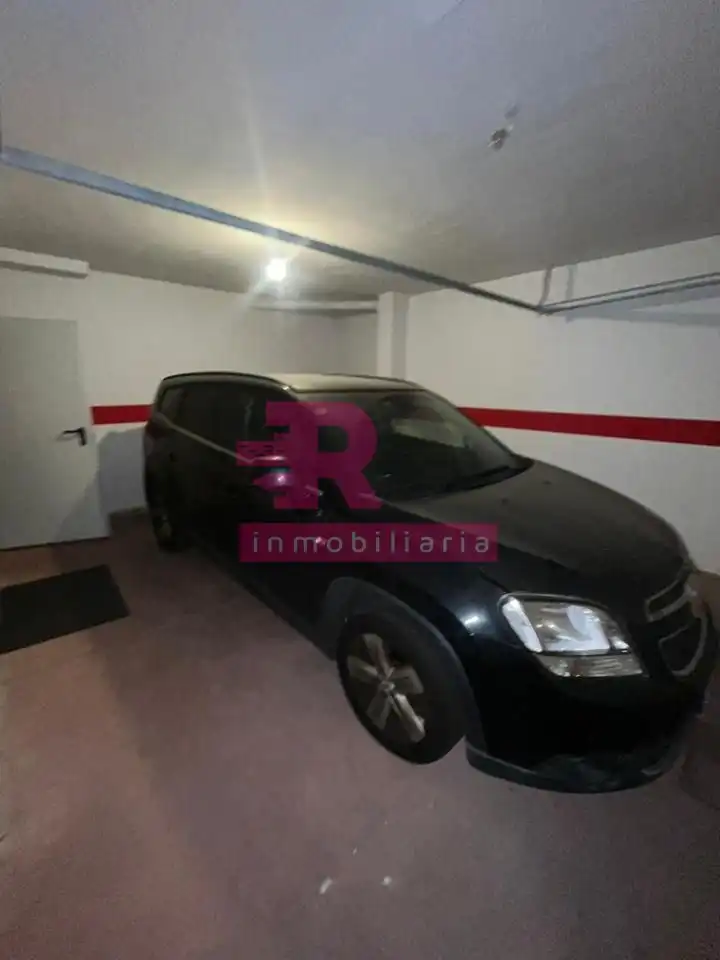 Parkplatz von Einfamilien-Reihenhaus zum Verkauf in Cabrerizos mit Heizung, Privatgarten und Terrasse