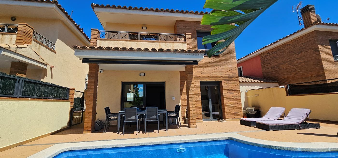 Swimming pool of House or chalet for sale in Empuriabrava  with Heating and Swimming Pool