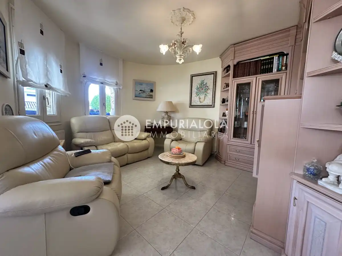 Sala d'estar de Casa o xalet en venda en Empuriabrava amb Aire condicionat, Jardí privat i Piscina