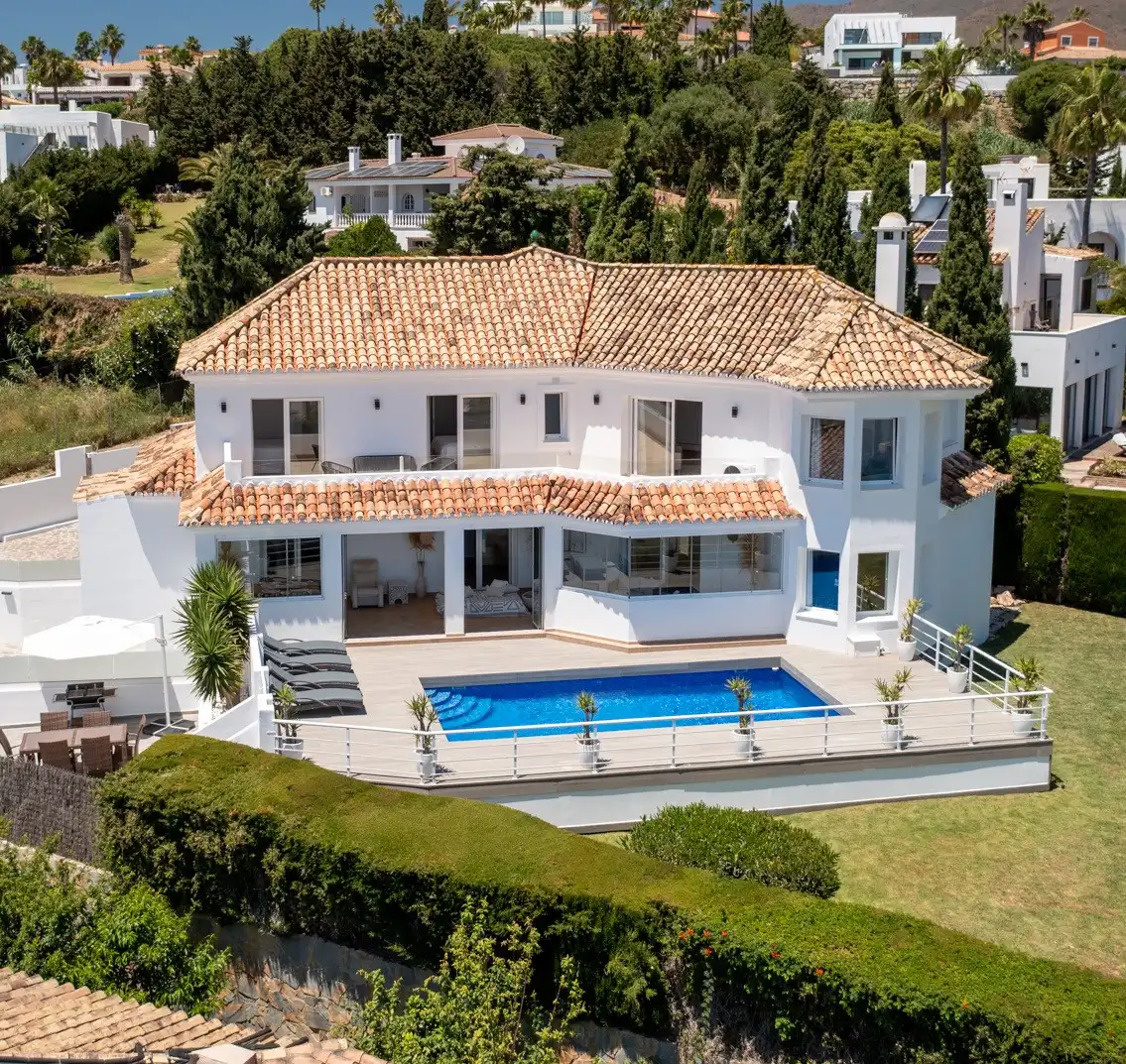 Vista exterior de Casa o xalet en venda en Estepona amb Aire condicionat, Calefacció i Jardí privat