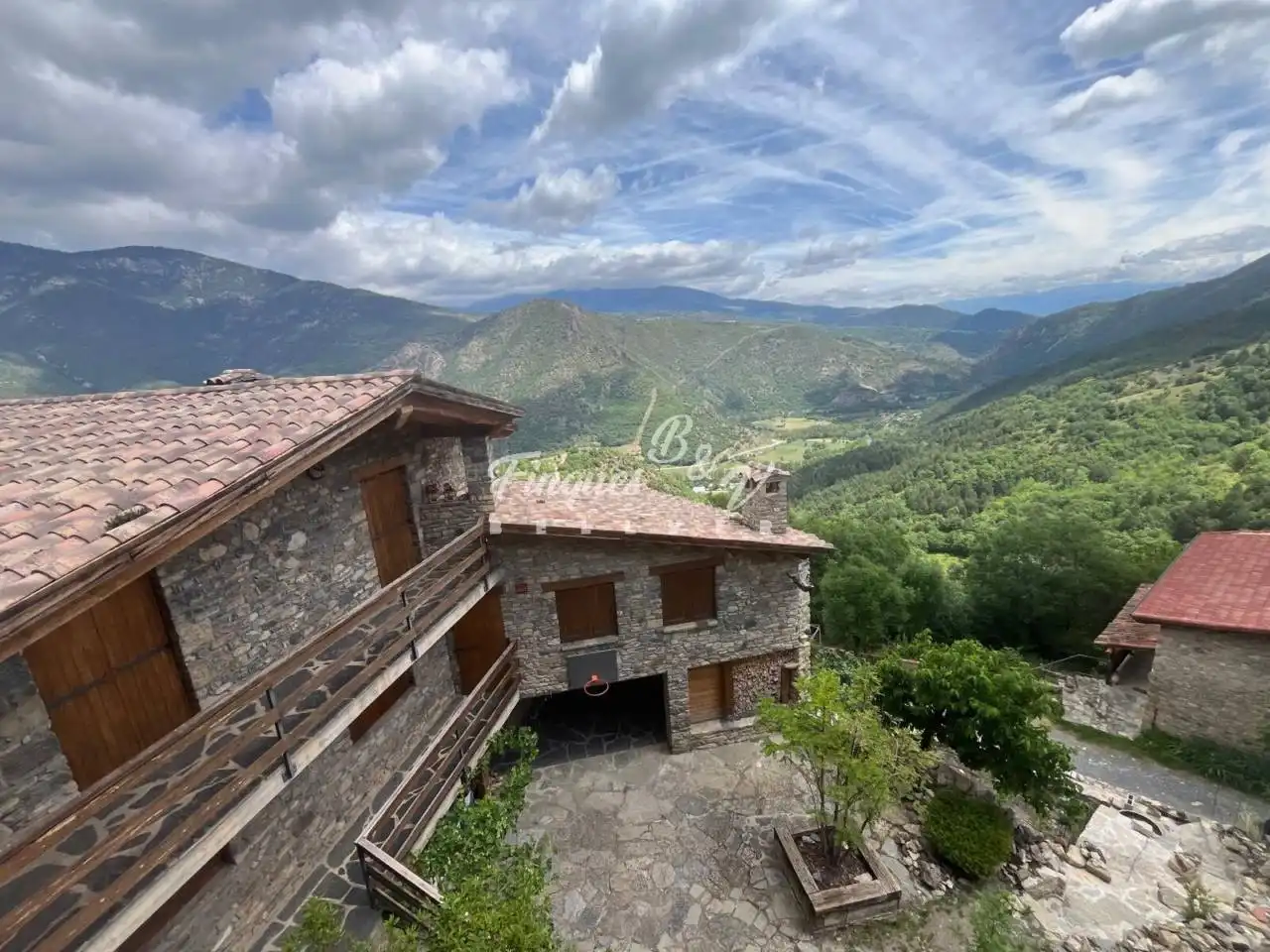 Vista exterior de Casa o xalet en venda en El Pont de Bar amb Calefacció, Jardí privat i Parquet