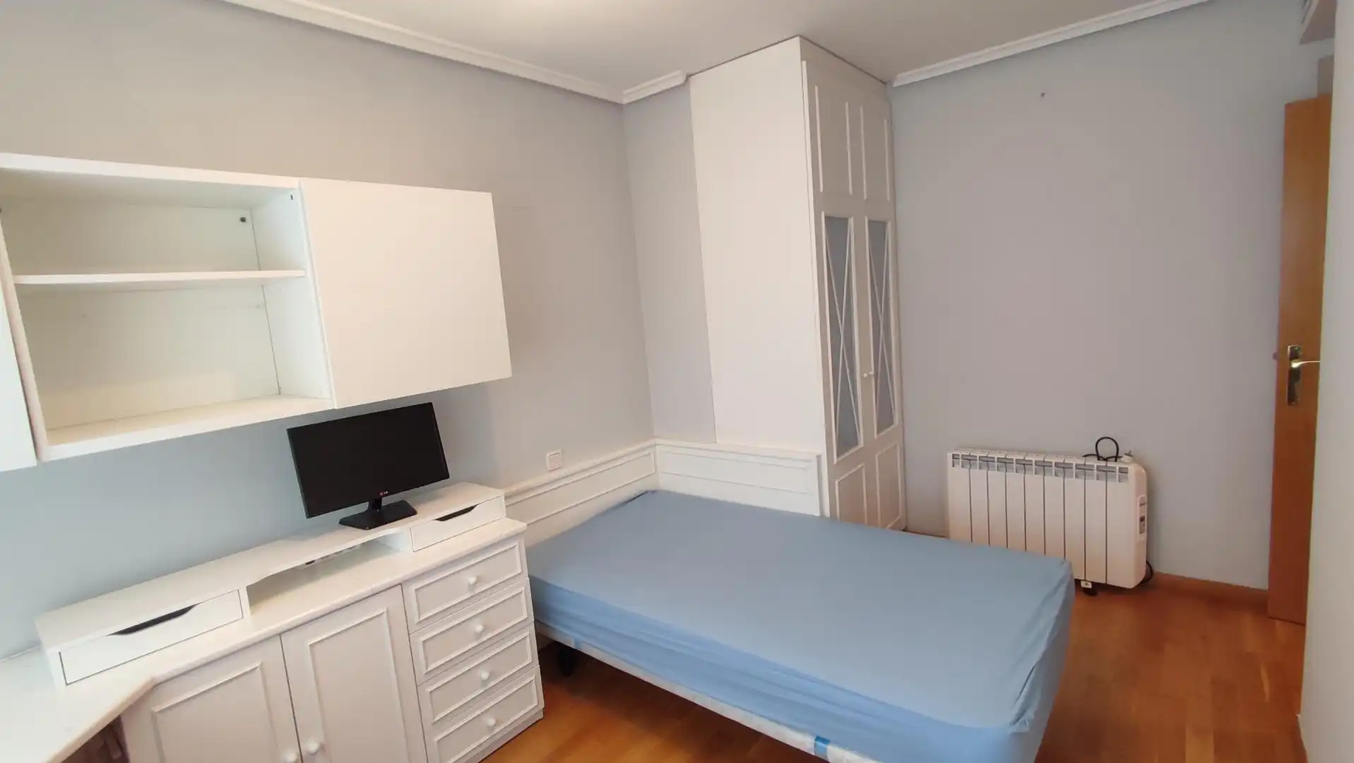 Habitación de Casa adosada de alquiler en Zaragoza con Aire acondicionado, Calefacción y Jardín privado