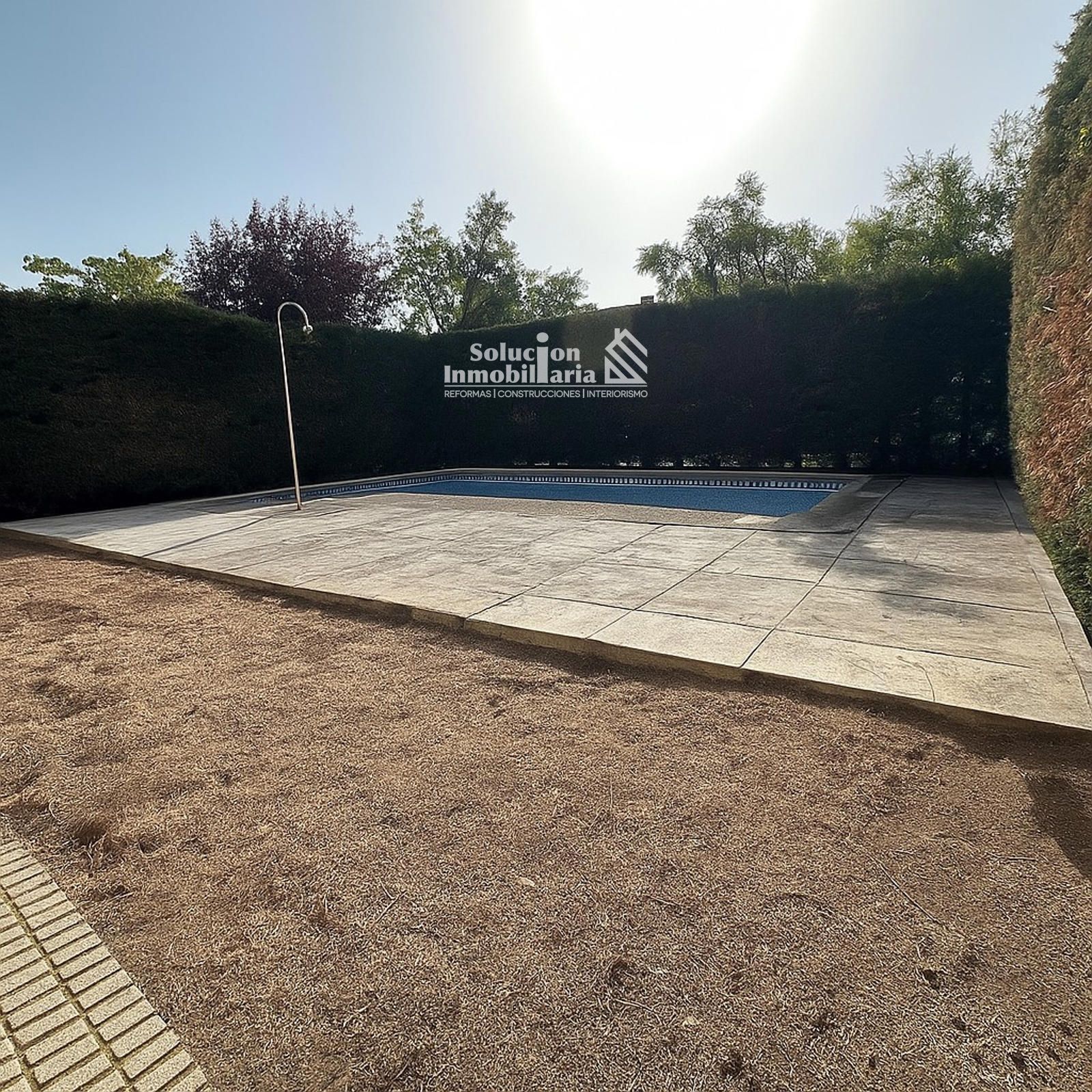 Piscina de Casa adosada en venda en Carbajosa de la Sagrada amb Aire condicionat, Calefacció i Terrassa