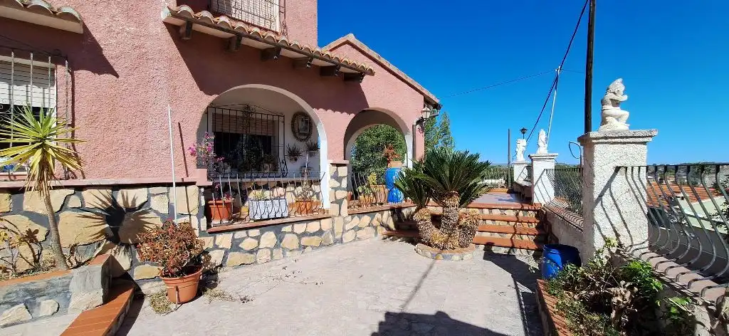 Vista exterior de Casa o xalet en venda en Navarrés amb Jardí privat, Terrassa i Piscina