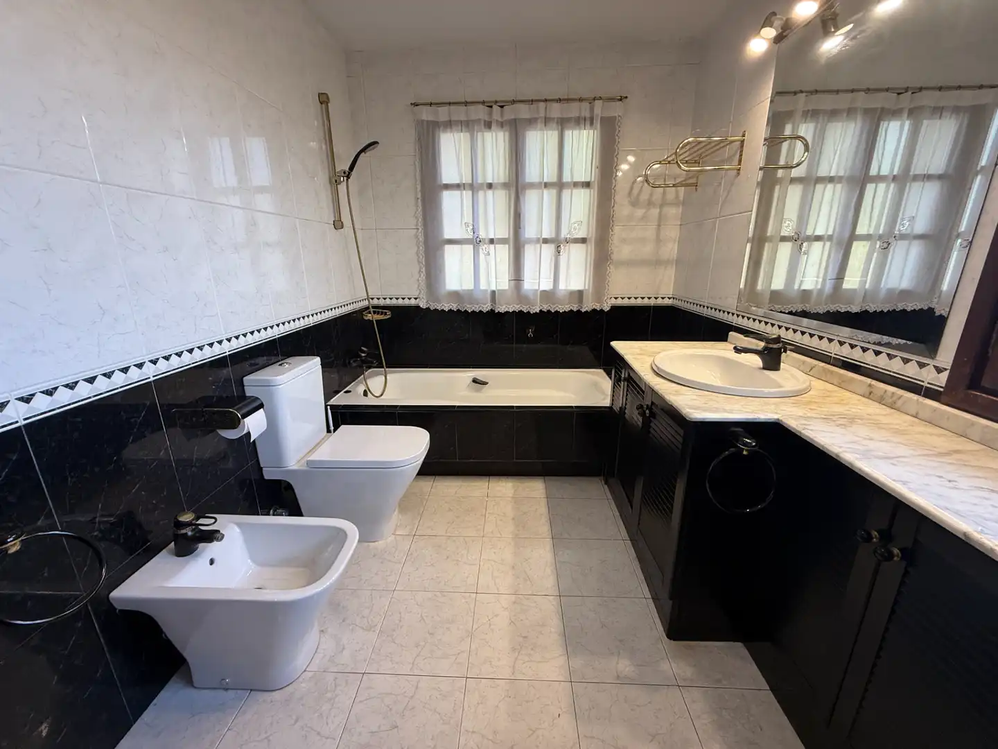 Badezimmer von Haus oder Chalet zum Verkauf in Gijón  mit Heizung, Privatgarten und Parkett