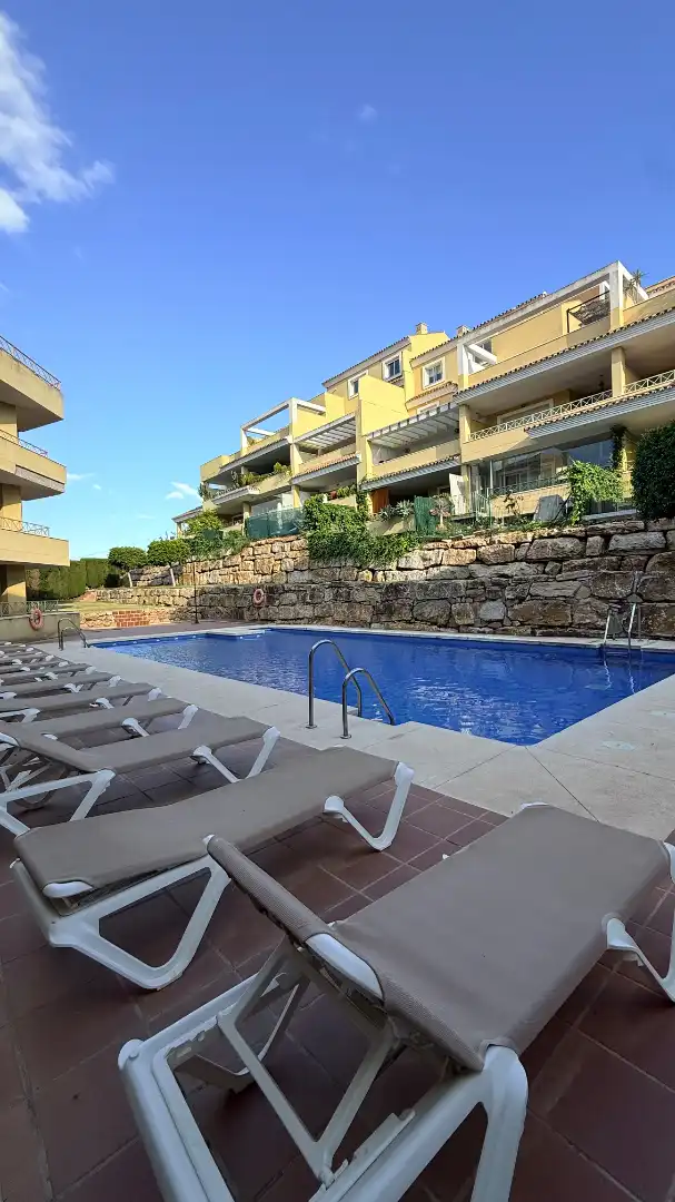 Schwimmbecken von Wohnung zum Verkauf in Marbella mit Klimaanlage, Terrasse und Abstellraum