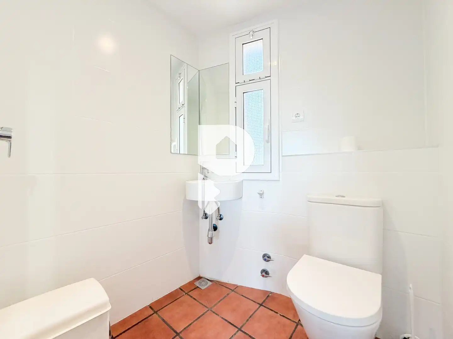 Baño de Casa adosada en venta en Sant Vicenç Dels Horts con Aire acondicionado, Calefacción y Jardín privado