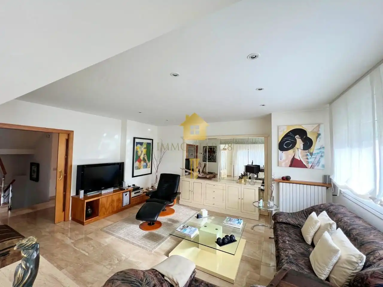 Sala d'estar de Casa o xalet en venda en La Bisbal d'Empordà amb Aire condicionat, Jardí privat i Terrassa