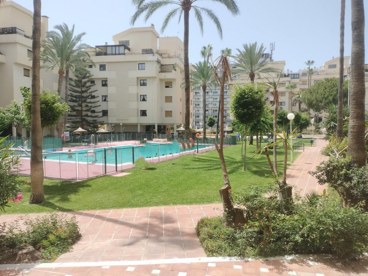 Piscina de Apartament en venda en Torremolinos amb Aire condicionat, Calefacció i Terrassa
