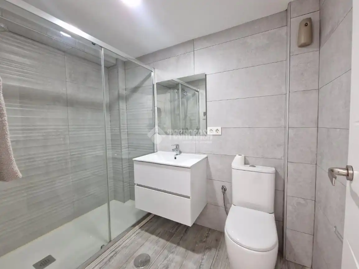 Bathroom of Flat for sale in Madrid  with Air Conditioner and Heating