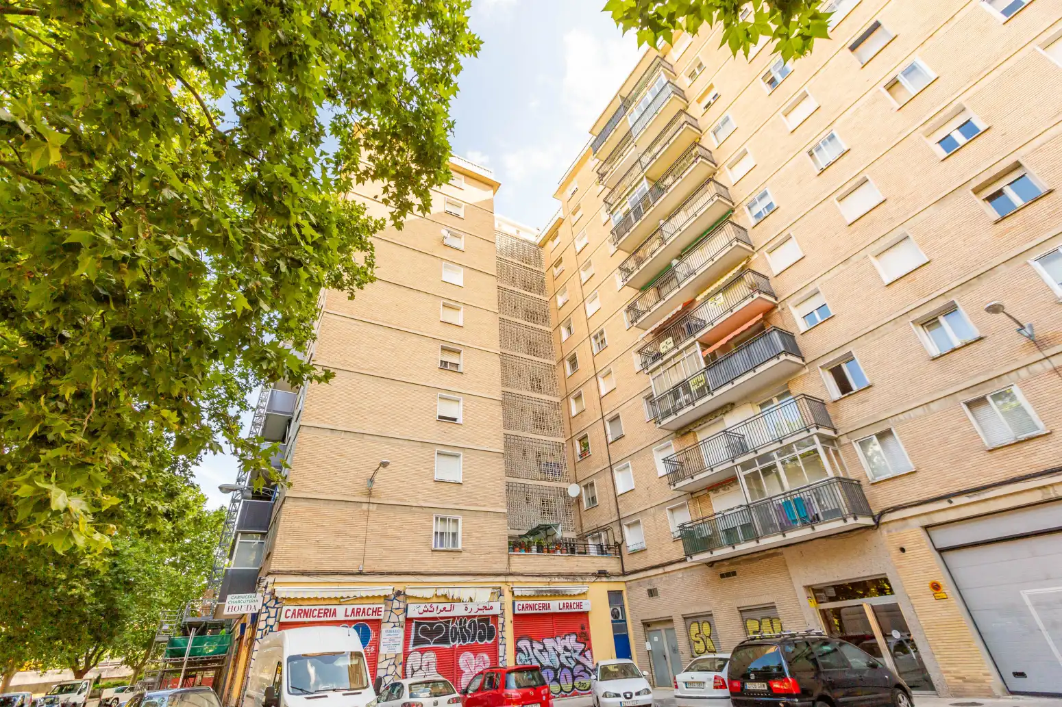 Außenansicht von Wohnung zum Verkauf in  Pamplona / Iruña mit Klimaanlage, Heizung und Parkett