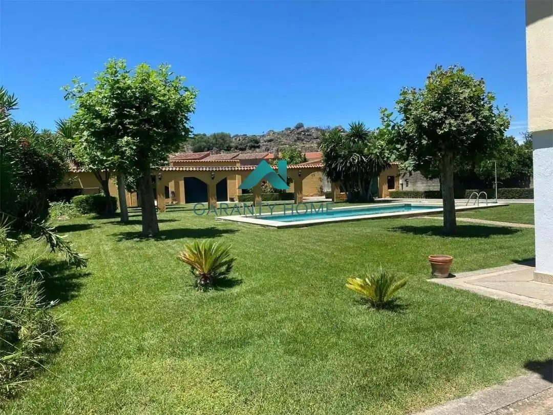 House with terrace for sale in Trujillo