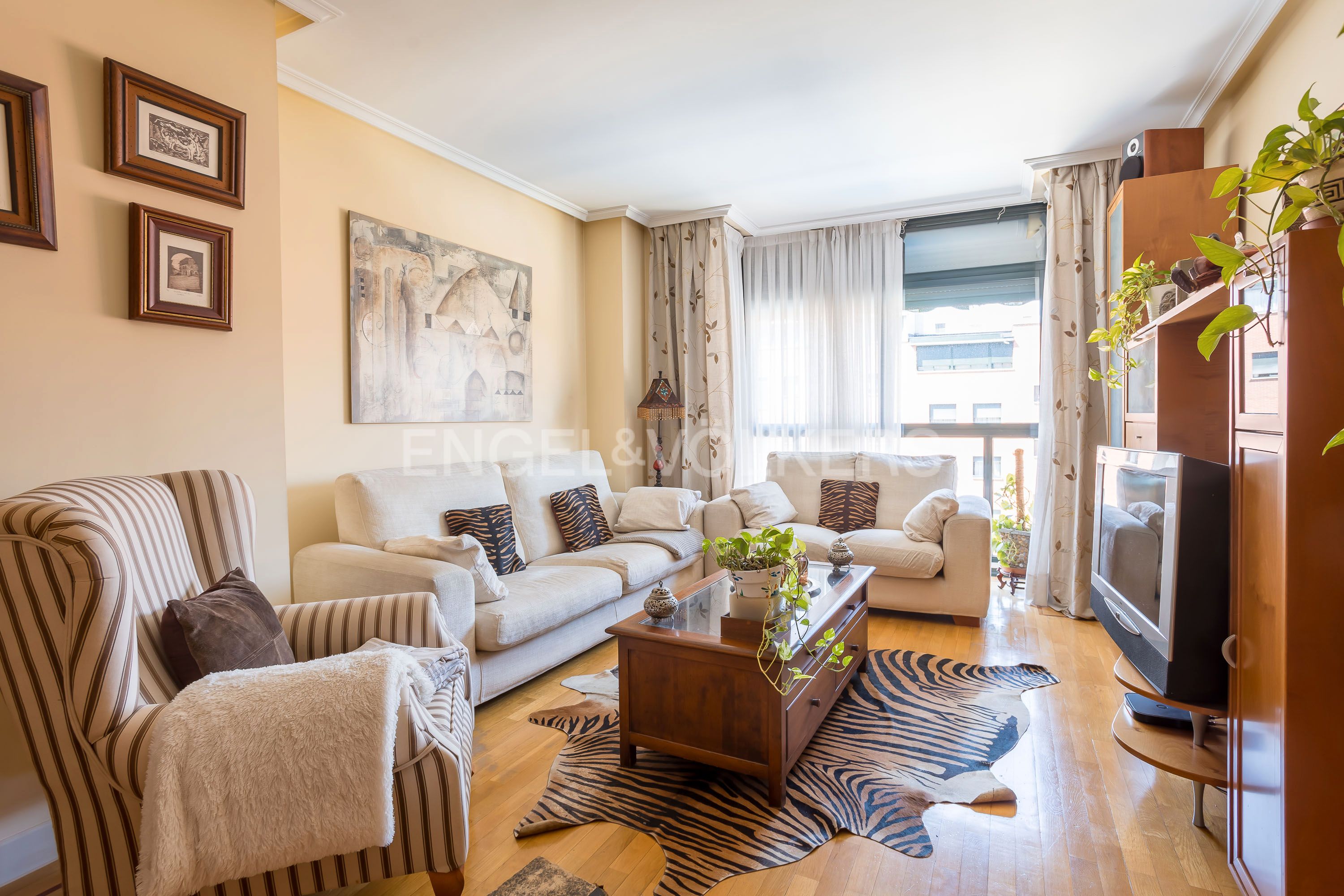 Sala d'estar de Apartament en venda en  Madrid Capital amb Aire condicionat, Calefacció i Jardí privat