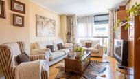 Sala d'estar de Apartament en venda en  Madrid Capital amb Aire condicionat, Calefacció i Jardí privat