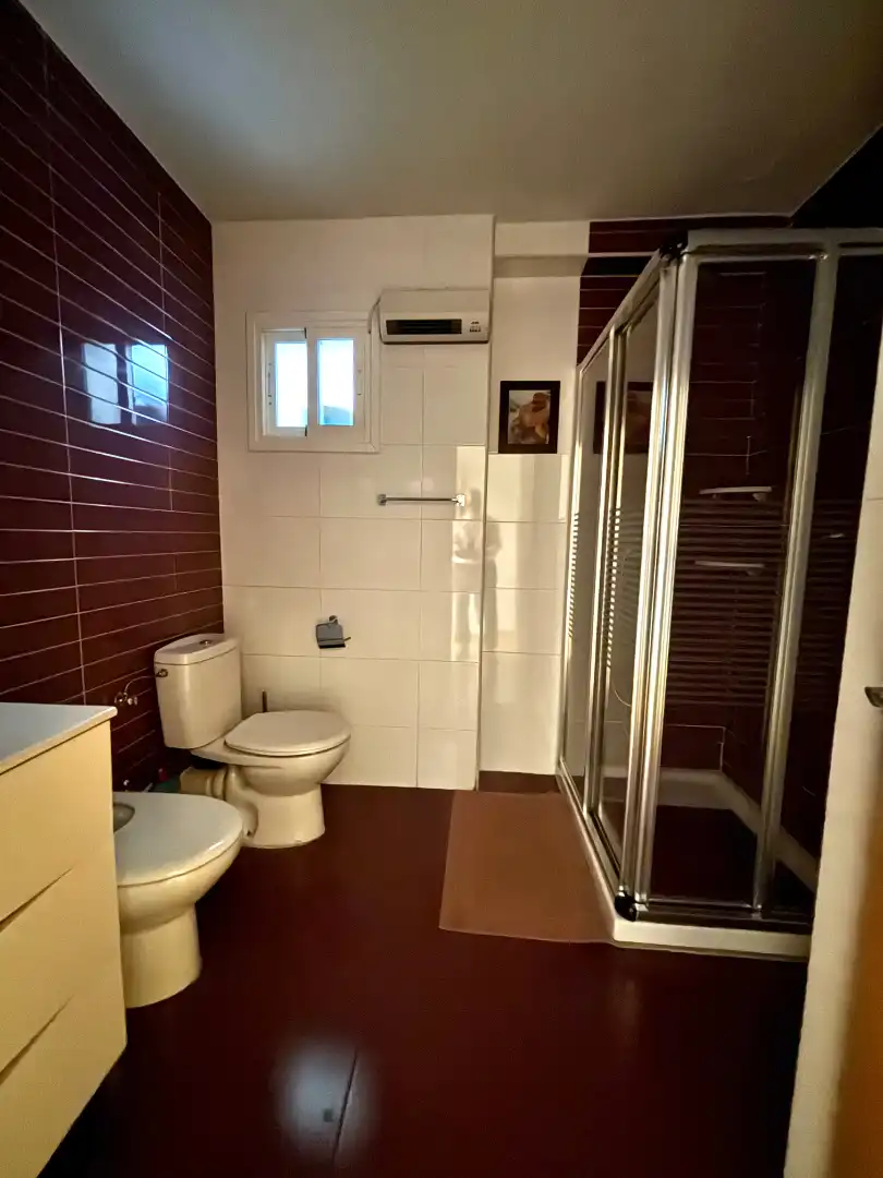 Badezimmer von Wohnung zum Verkauf in Plasencia mit Klimaanlage, Parkett und Ofen