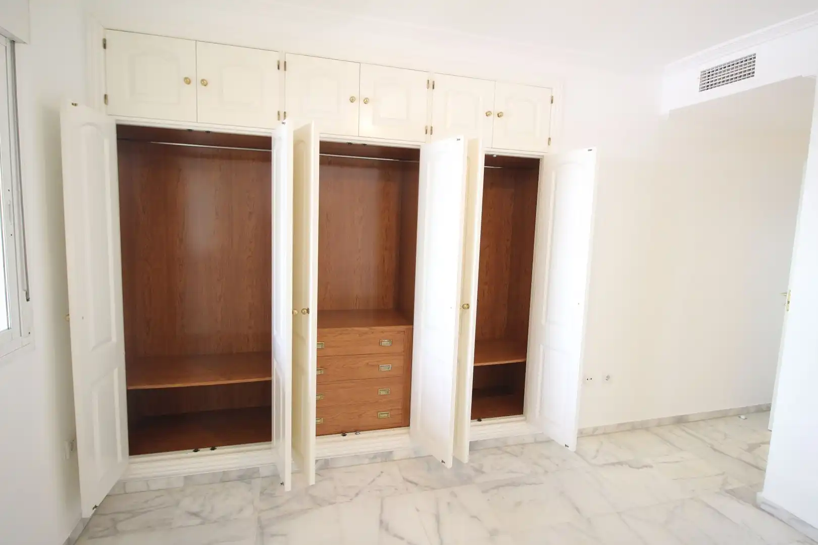 Schlafzimmer von Wohnung zur Miete in Málaga mit Klimaanlage, Heizung und Terrasse