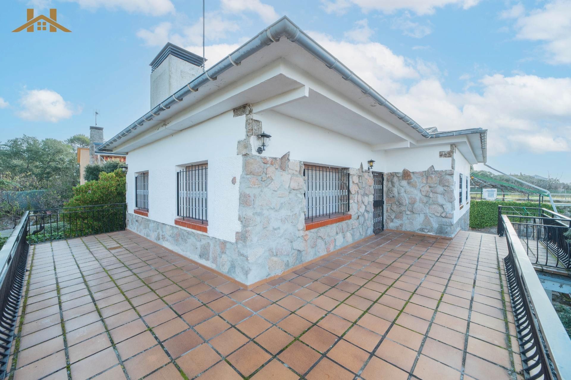 Exterior view of House or chalet for sale in Valdemorillo  with Heating, Private garden and Terrace